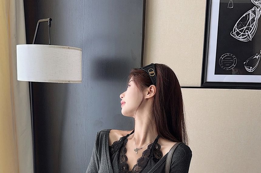 Mock Two-Piece Long-Sleeve Halter Twist Lace Panel Slim Fit Tee