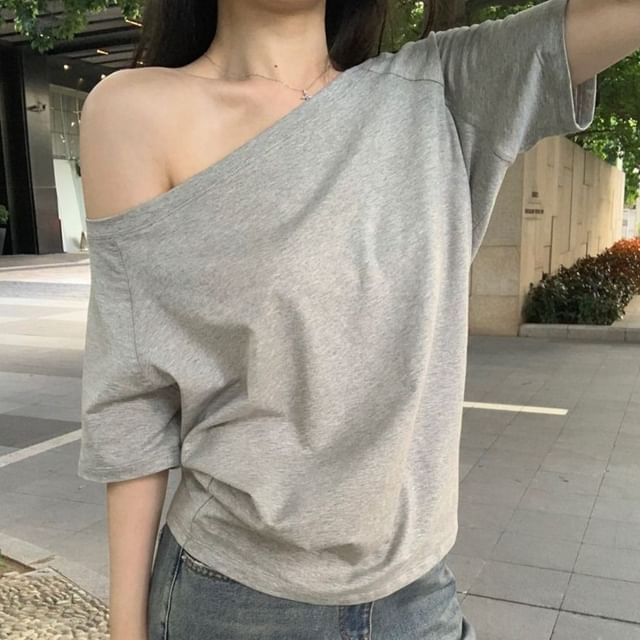 Plain One-Shoulder Short-Sleeved Tee