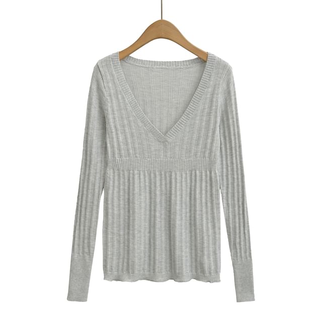 Plain Knit Top with V-Neck and Long Sleeves