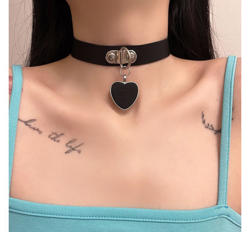 Pendant Faux Leather Choker Heart