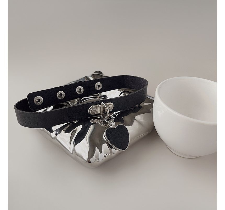 Pendant Faux Leather Choker Heart