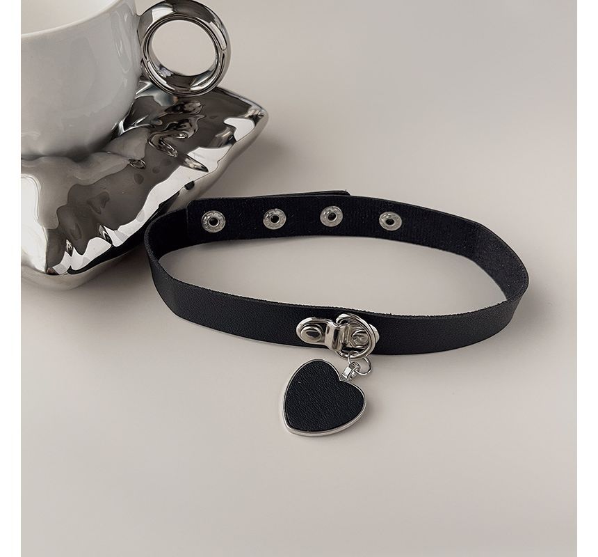 Pendant Faux Leather Choker Heart