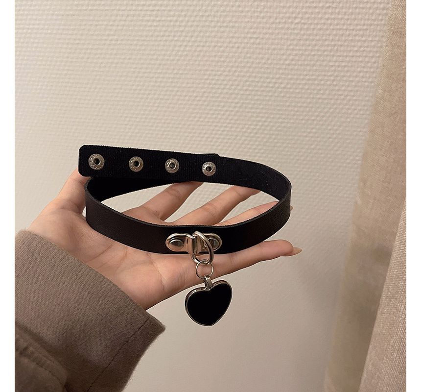 Pendant Faux Leather Choker Heart