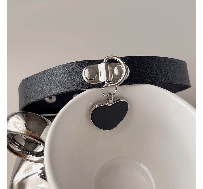 Pendant Faux Leather Choker Heart