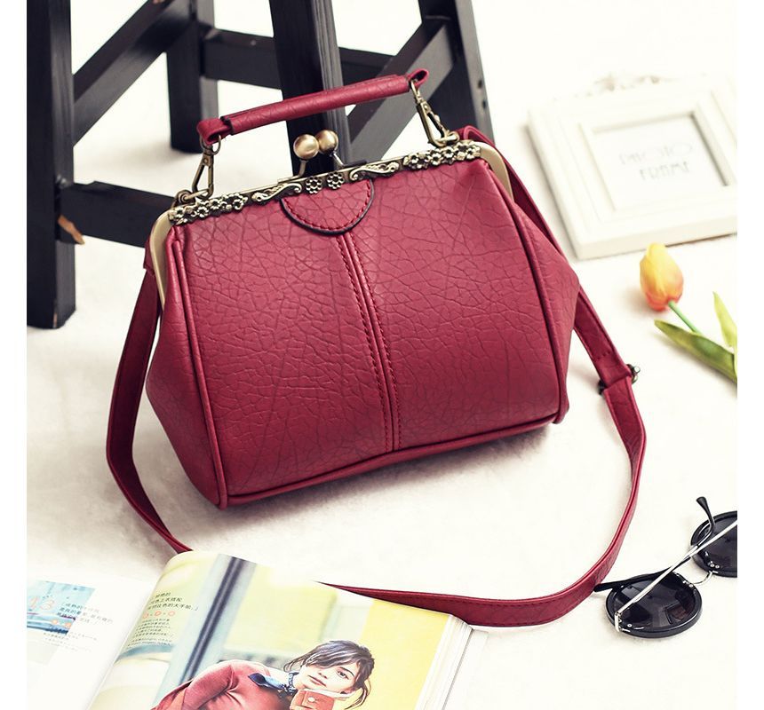 Kiss Lock Handle Plain Crossbody Bag Top