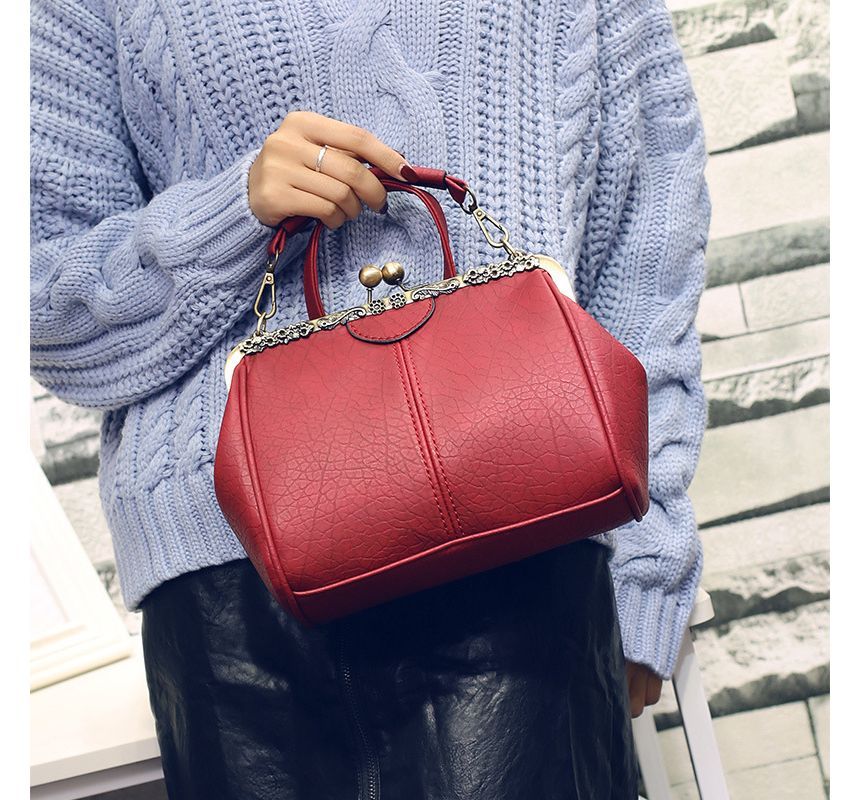 Kiss Lock Handle Plain Crossbody Bag Top