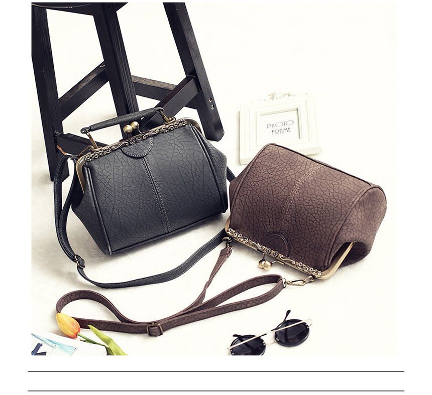 Kiss Lock Handle Plain Crossbody Bag Top