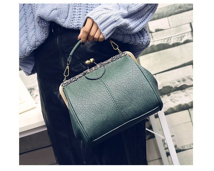 Kiss Lock Handle Plain Crossbody Bag Top