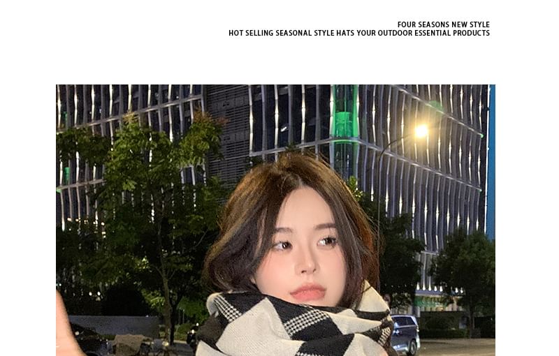 Argyle Tasseled Print Scarf