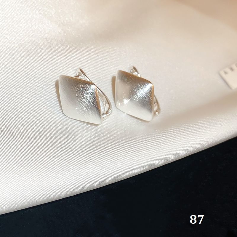 Tone Earring (Various Silver Designs)