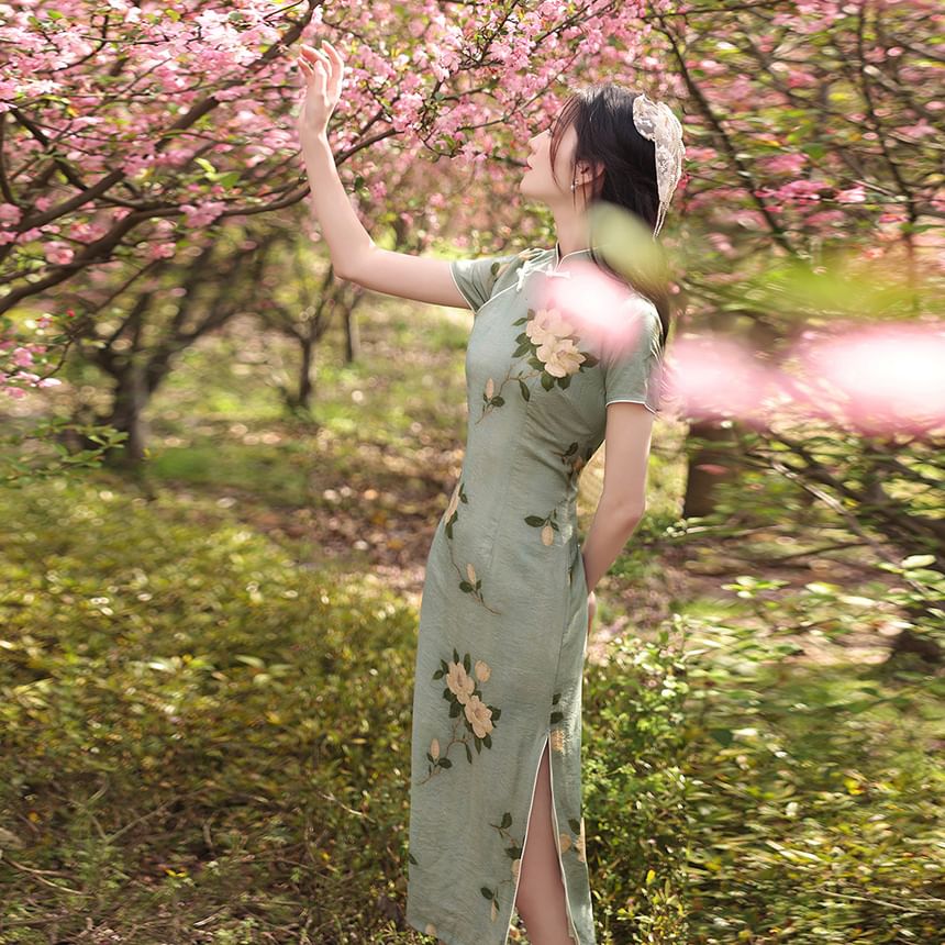 Short-Sleeve Band Collar Floral Midi Qipao