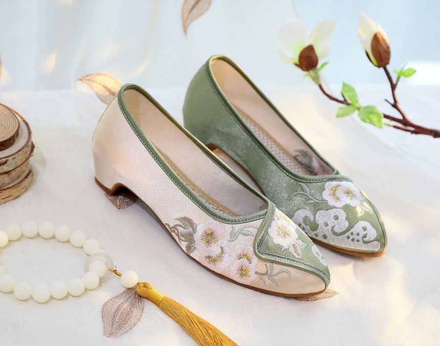 Embroidered Flower Pumps Heel Low