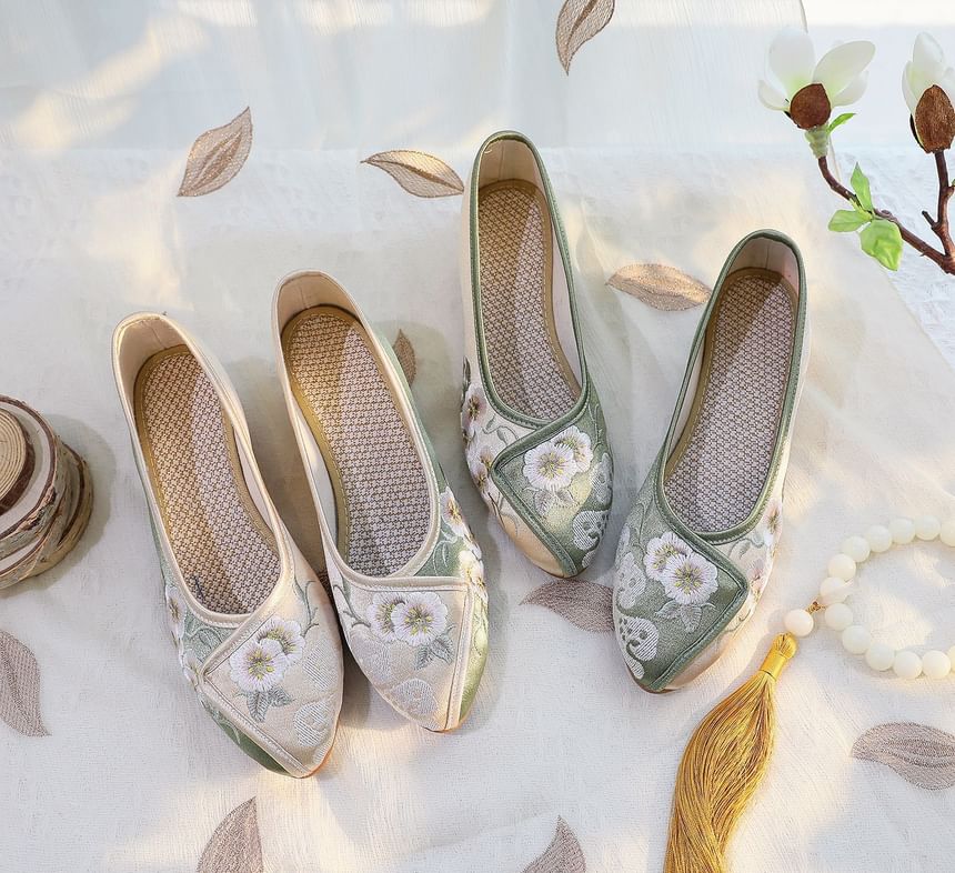 Embroidered Flower Pumps Heel Low