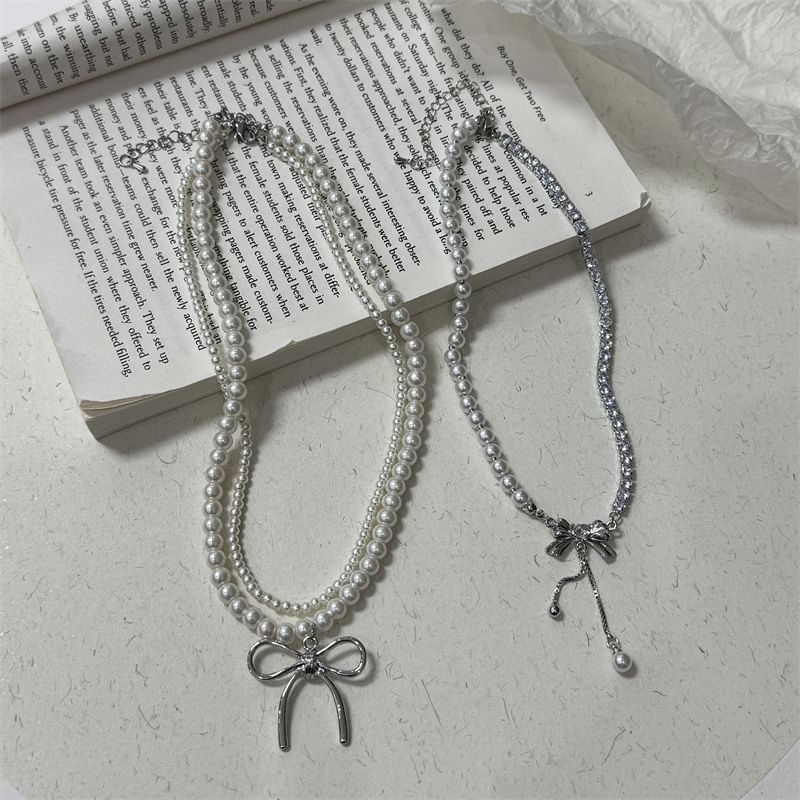 Bow Pendant Faux Pearl Necklace