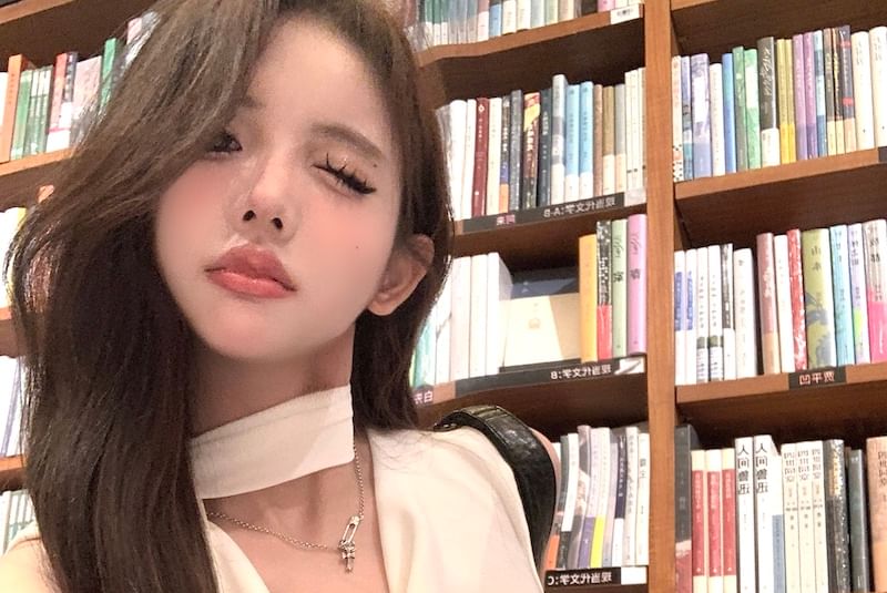 Neck Lettering Cowl Tank Crop Top Choker-Neck