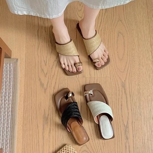 Loop Toe Straw Sandals