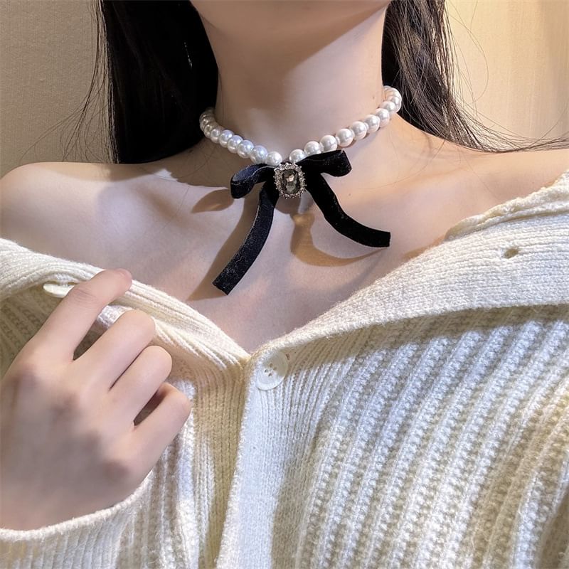 Faux Pearl Bow Choker