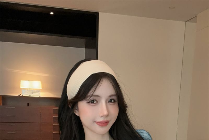 Bowknot Crop Knit with Lace Panel and Round Neck