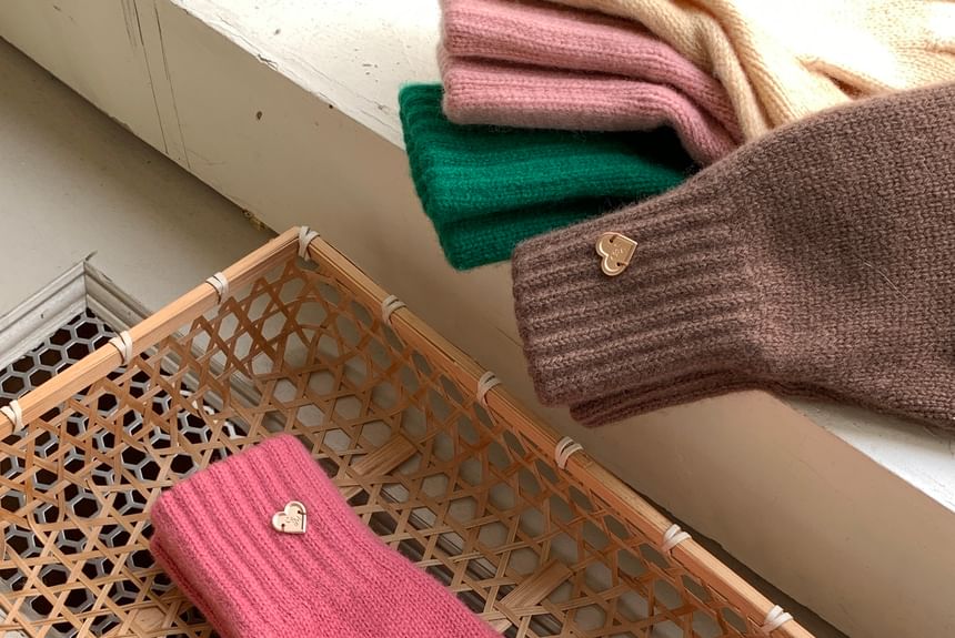 Knit Heart Buttoned Gloves
