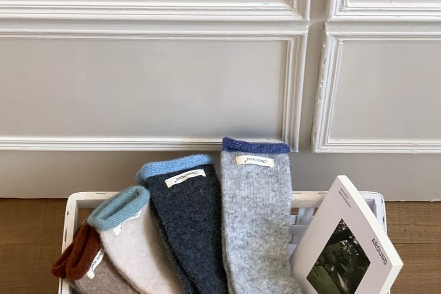 Knit Trim Gloves Contrast Applique