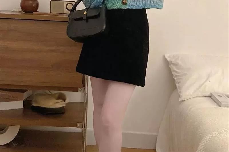Gradient Button Crop Round Neck Cardigan
