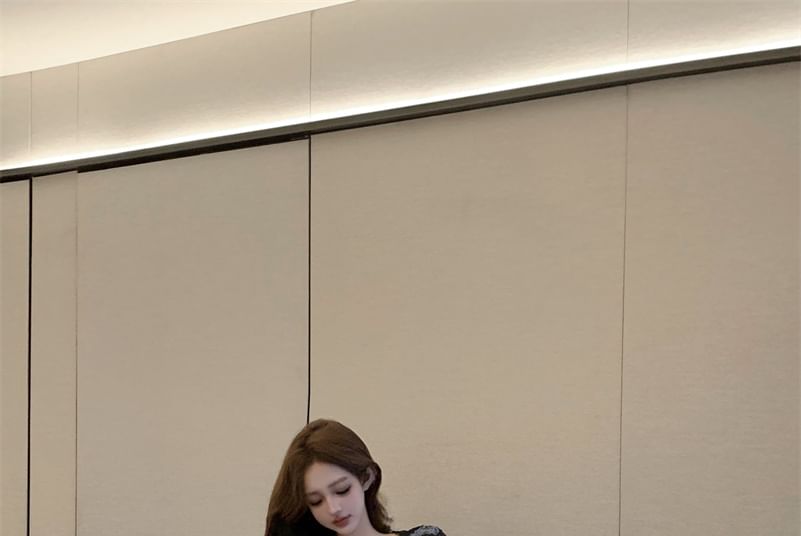 Sleeveless Lace V-Neck Top with Slim Pencil Skirt