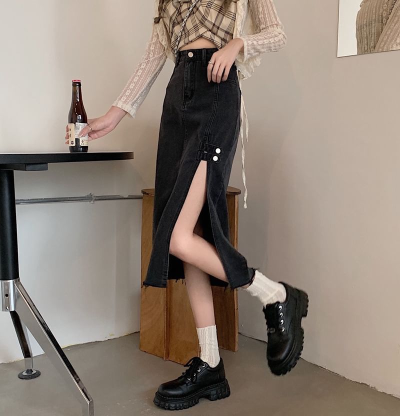 Frayed Buttoned Slit Denim Midi A-Line Skirt with High Rise