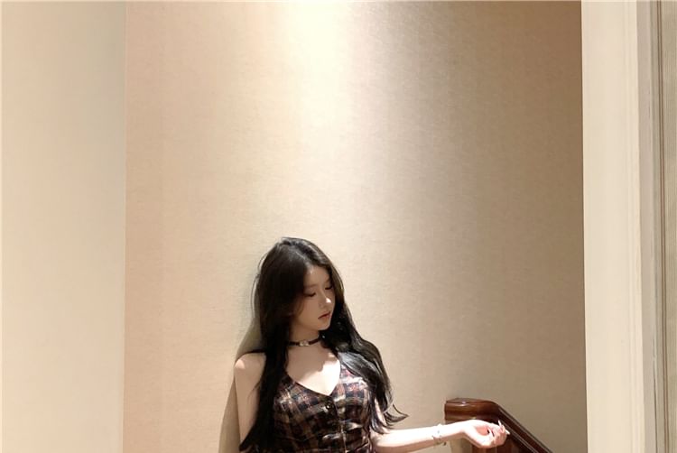 Top V-Neck Plaid Sleeveless Button-Up