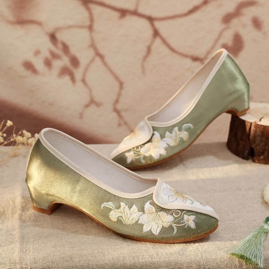 Floral Embroidered Pumps Panel