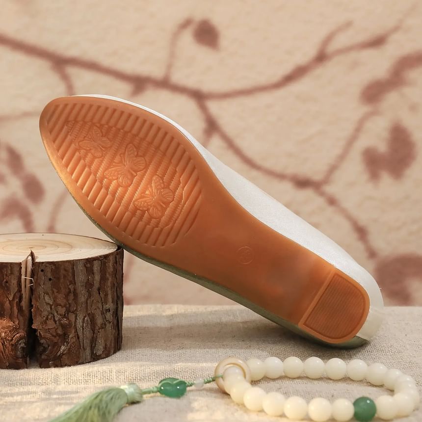 Floral Embroidered Pumps Panel