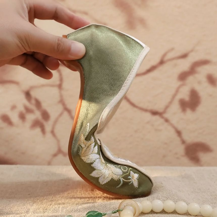 Floral Embroidered Pumps Panel