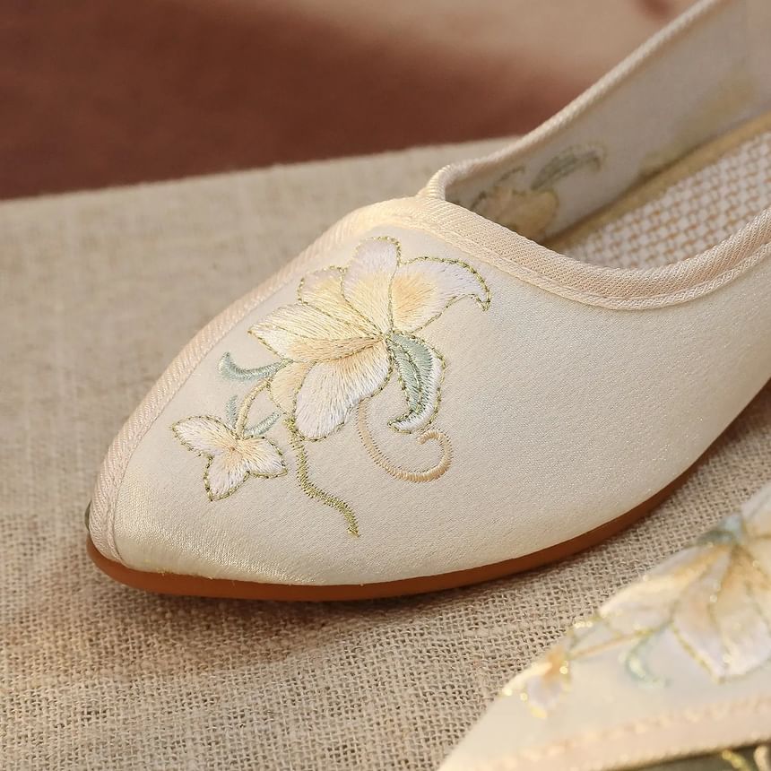 Floral Embroidered Pumps Panel