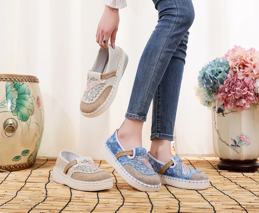 Panel Slip Embroidered Ons Platform