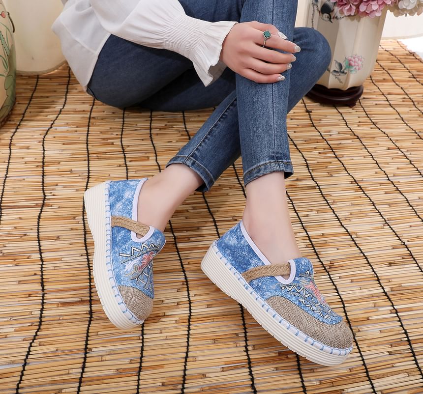 Panel Slip Embroidered Ons Platform