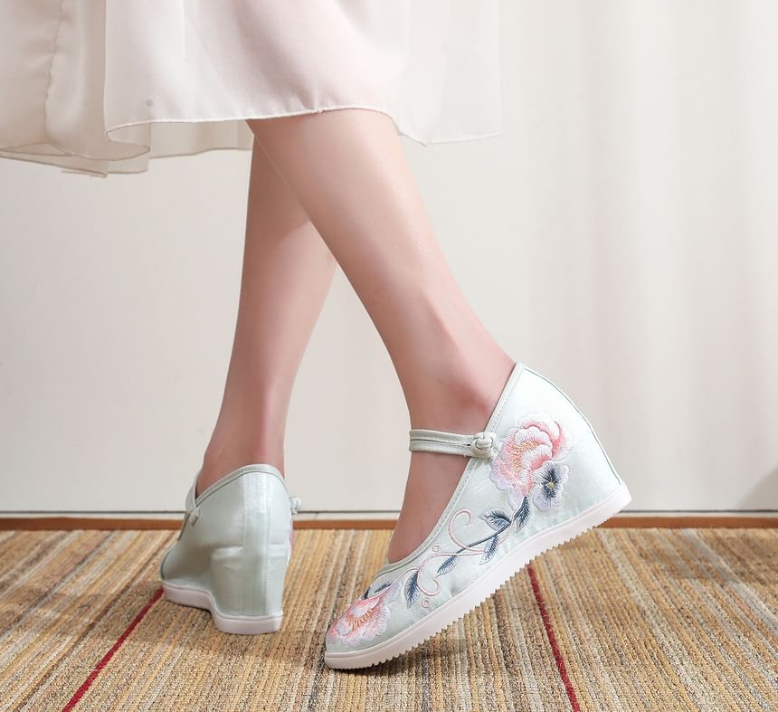 Wedge Shoes Floral Embroidery Heel
