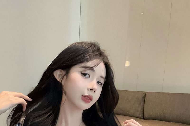 Fit Slim Short-Sleeve Crop Neck Trim T-Shirt Square Lace Bow