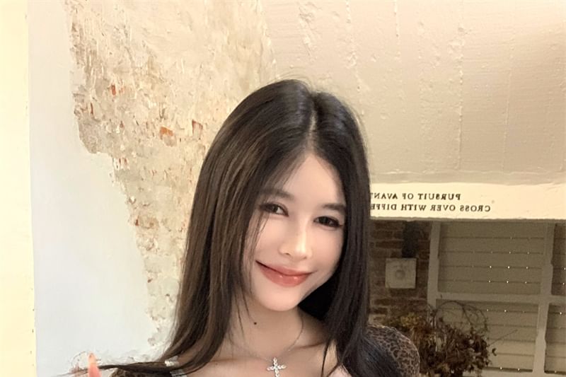 Fit Slim V-Neck Tee Short-Sleeve Trim Print Lace