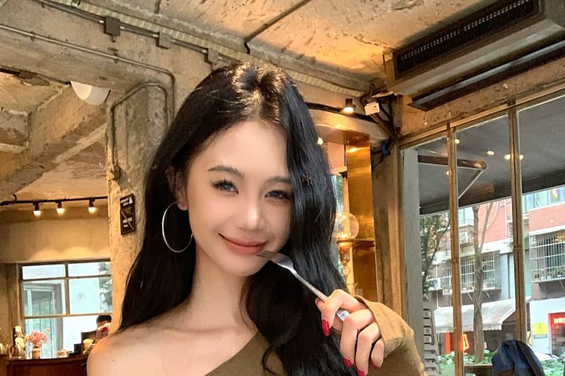 Long-Sleeve One-Shoulder Crop T-Shirt Plain Neck Asymmetrical Fit Slim