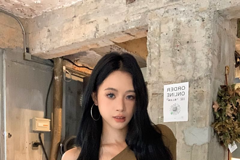 Long-Sleeve One-Shoulder Crop T-Shirt Plain Neck Asymmetrical Fit Slim