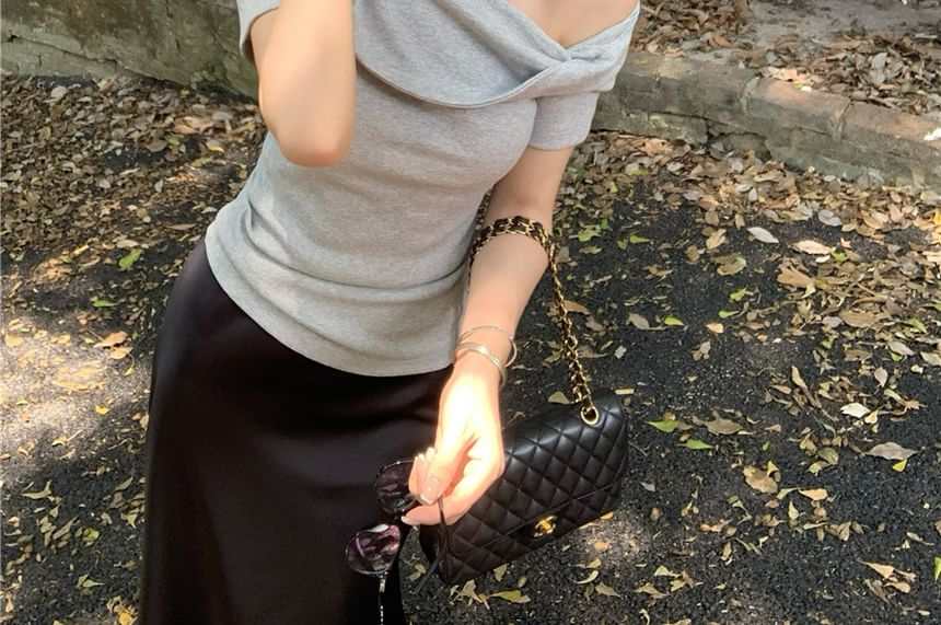 Short-Sleeve Fit T-Shirt Off-Shoulder Twist Slim