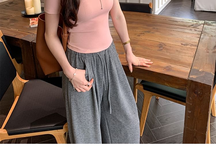 Slim Short-Sleeve Plain Fit Neck Round Tee