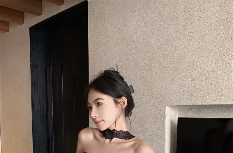 Lace Crop Padded Fit Panel Plain Top Halter Slim