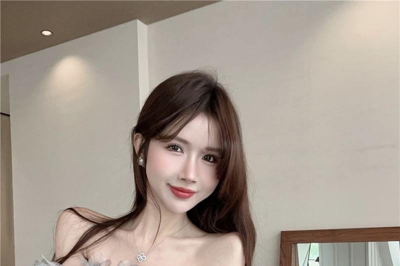 T-Shirt Off-Shoulder Detail Plain Flower