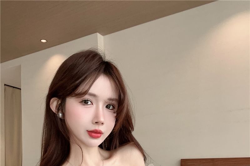 T-Shirt Off-Shoulder Detail Plain Flower