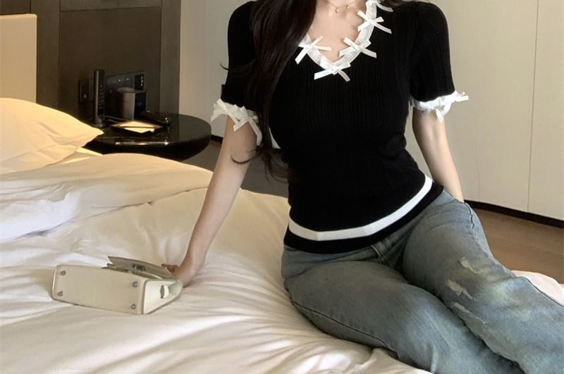 Cap-Sleeve Plain Bow Accent V-Neck Top