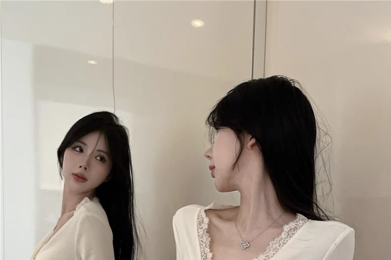 Slim V-Neck Long-Sleeved Lace Tee - LaceLux