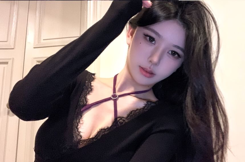 Crop Tee Long-Sleeve Trim Halter-Neck Set: Top Lace + V-Neck