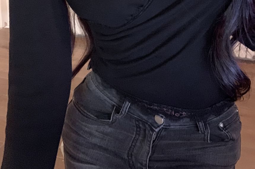 Crop Tee Long-Sleeve Trim Halter-Neck Set: Top Lace + V-Neck