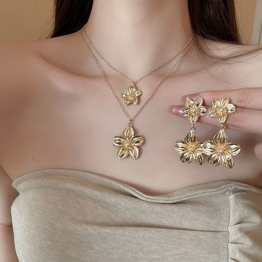Floral Pendant Alloy Necklace / Drop Earring