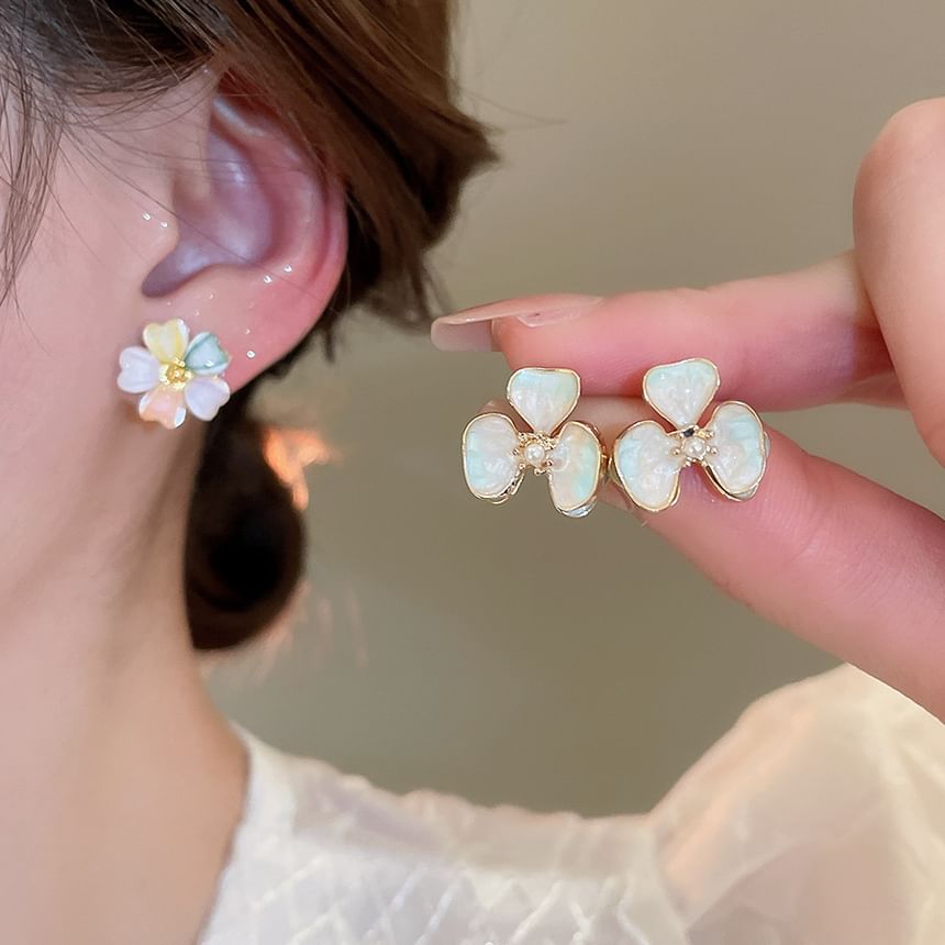 Faux Pearl Flower Stud Shell Earring